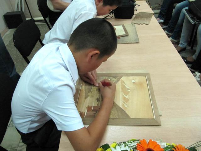Ученики В.С. Улеева демонстрируют процесс работы в технике маркетри