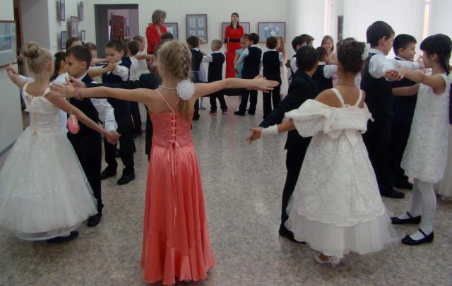 Школьники танцевали на «Балу у Льва Толстого»