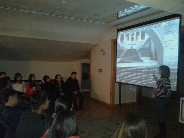 Специалист информационно-образовательного отдела Калиева О.М. проводит виртуальную экскурсию по галерее Русского музея.