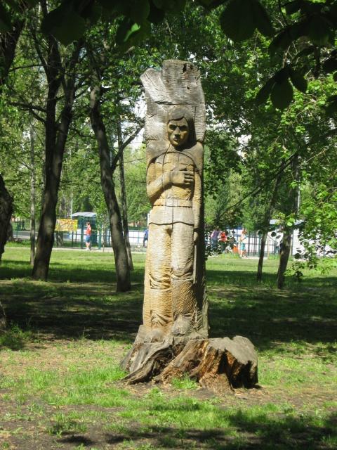 Деревянная скульптура "Раненый солдат". 9 мая 2013 года, г.Белгород 