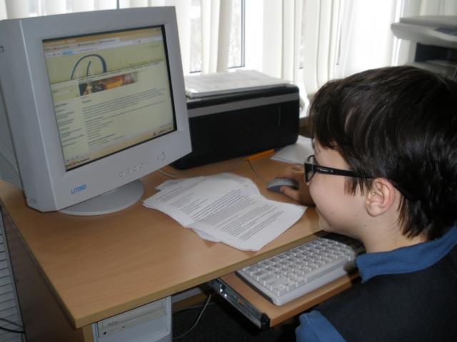 Артем Лысов учится демонстрировать сайт ГРМ