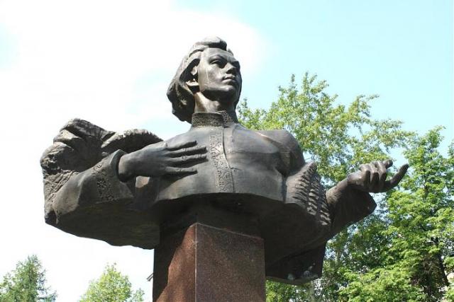Памятник Михаилу Сеспелю г. Чебоксары