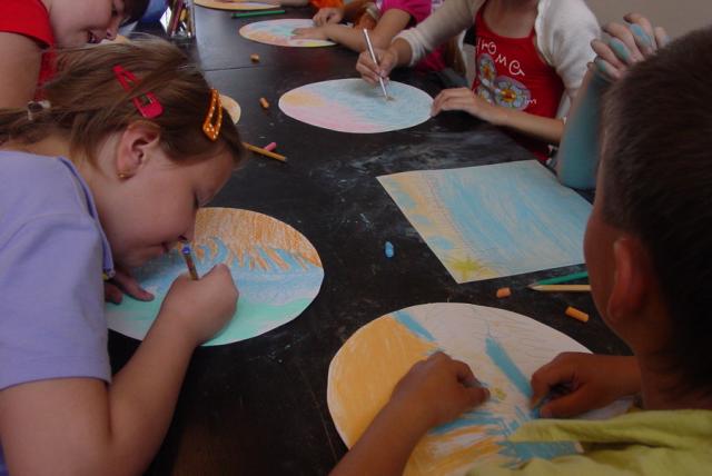 Мастер-класс по рисунку пастелью «Помутилося синее море» на выставке детского рисунка «Здравствуй, племя младое…»