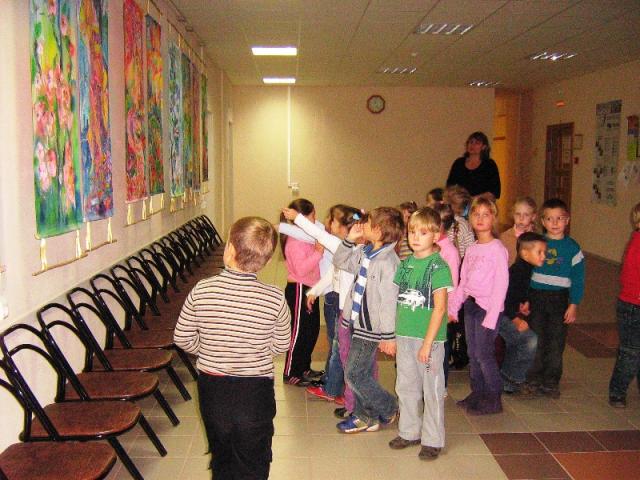 выставка батика сосновоборской художницы И.Ю. Саган «Дорогой солнца». 