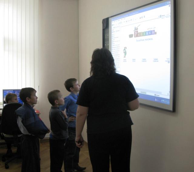 Дети в информационно-образовательном центре "Русский музей: виртуальный филиал"