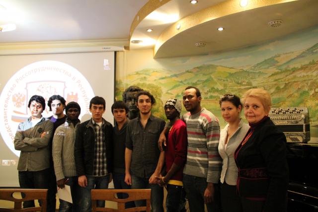 Иностранные студенты в мультимедийном кинотеатре ВФРМ при РЦНК