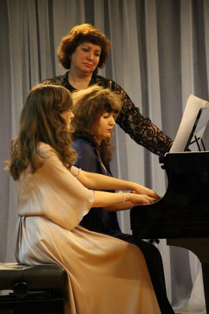 Фортепианный дуэт преподавателей - Е. Бородкина и Т.Тарновская
