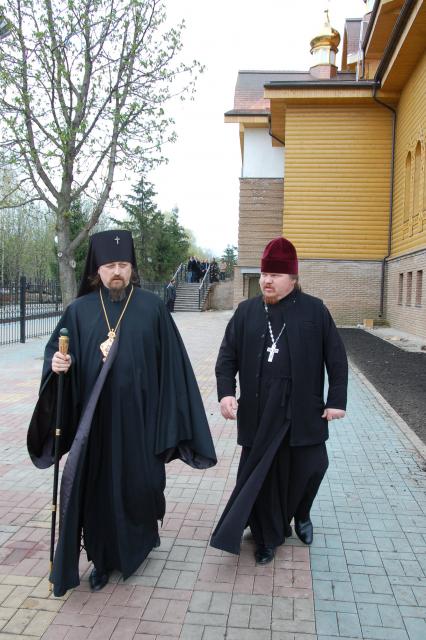 Митрополит Белгородский и Старооскольский Иоанн и протоиерей Сергий  Колий  