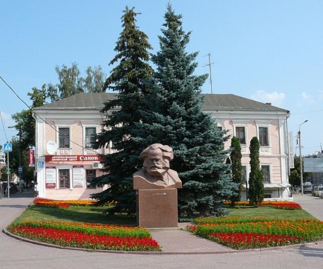Памятник Марксу из мрамора. 